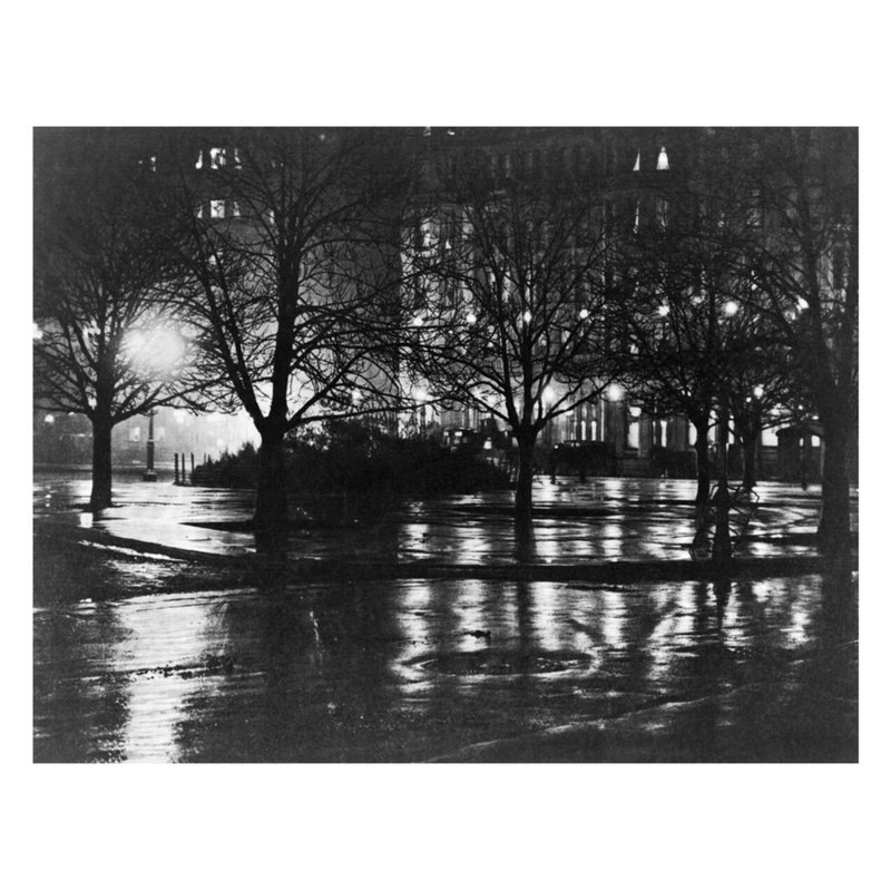 «Reflections at Night New York» par Alfred Stieglitz - Estampe numérique, H 22 po x l 28 po