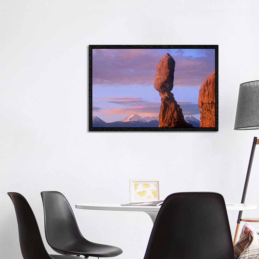 La Sal Mountains und Balanced Rock, Arches National Park, Utah von Tim Fitzharris - Galerie-verpackte Leinwand GiclÃ©e a...