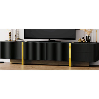 Meuble télé noir pour téléviseur de 80 po, centre de divertissement de luxe. Panneaux cannelés, pieds dorés et armoires de rangement Home Modern 80 "Tvs: With & Cabinet Space