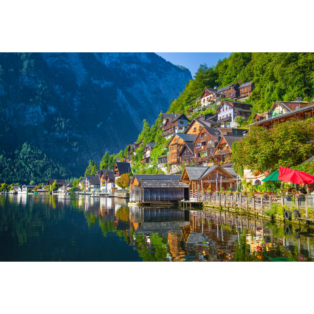 Hallstatt bei Sonnenaufgang von Bluejayphoto - Drucken