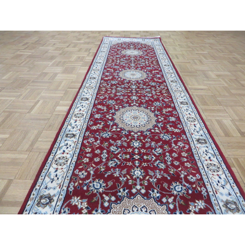 Tapis de zone d’un chemin de table rouge 2 pi 8 po x 12 pi 3 po one-of-kind à la main noué la Shana