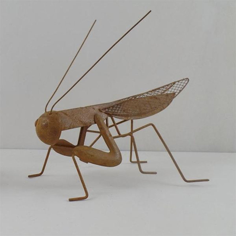 Figurine de jardin sauterelle en métal