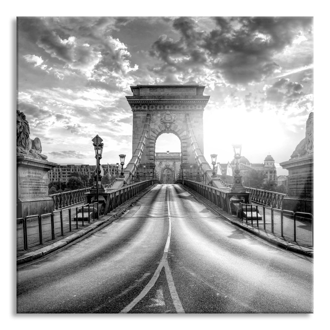 Ungerahmtes Foto auf Glas "Bridge in Budapest at Sunset, Monochrome"