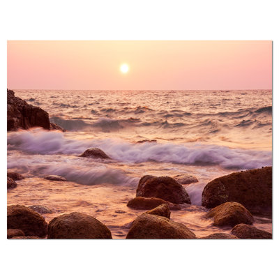 Vagues de mousse au-dessus de rocky coast, reproduction de photo sur toile tendue