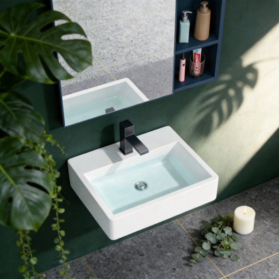 Lavabo mural rectangulaire en porcelaine vitrifiée blanche (53 x 41 cm) avec trop-plein et robinet monotrou, lavabo suspendu avec bonde de 4,4 cm et tablette supérieure.