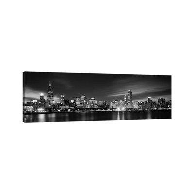 «Downtown Skyline At Night in B&W», Chicago, Cook County, Illinois par - Reproduction de photo panoramique sur toile