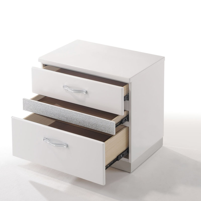 Table de chevet moderne avec trois tiroirs pour un rangement spacieux, une fonction de glissement en douceur et un assemblage simple, pièce unique.