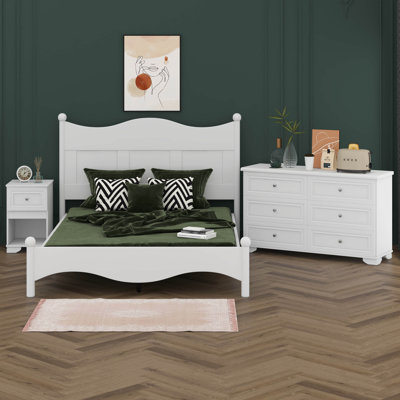 Grand lit plateforme avec design élégant, table de chevet et commode avec poignée en métal
