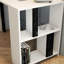 Bureau d'étude moderne avec capacité de fixation murale, blanc et noir, 47,2 po x 29,7 po x 23,6 po | 100% panneau de particules enduit de mélamine, épaisseur de 0,71 pouce | Nombreuses tablettes, conception élégante pour le bureau à domicile et les espaces d'étude-436395845