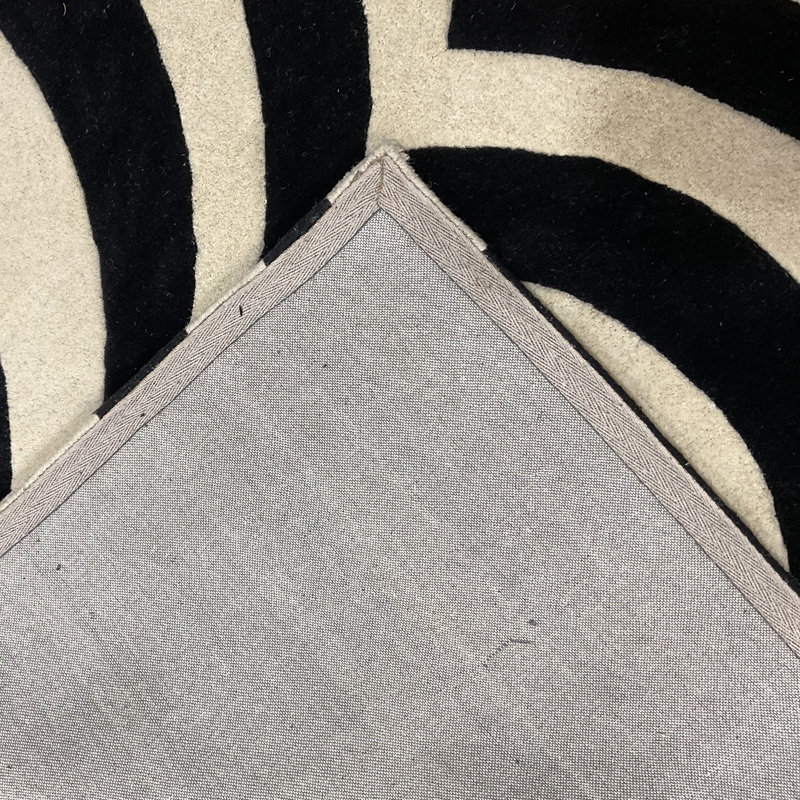 Tapis noir / beige en laine touffeté à la main Indo