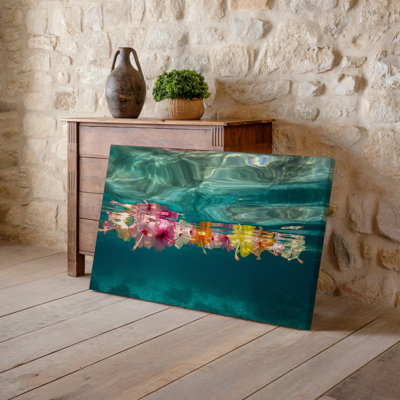 Toile, scène sereine sous-marine avec délicates fleurs d'hibiscus flottant gracieusement dans une eau turquoise transparente