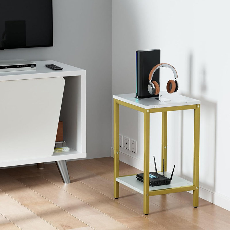 Petite table d'appoint blanche avec tables de bout en faux marbre blanc et table de chevet avec cadre en métal doré et table de chevet à 2 niveaux avec pieds réglables