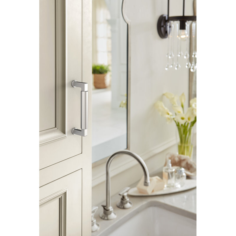 Poignée d'armoire Balon de 3-3 / 4 po (96 mm) en chrome poli Balon, Chrome poli, 3 3/4"