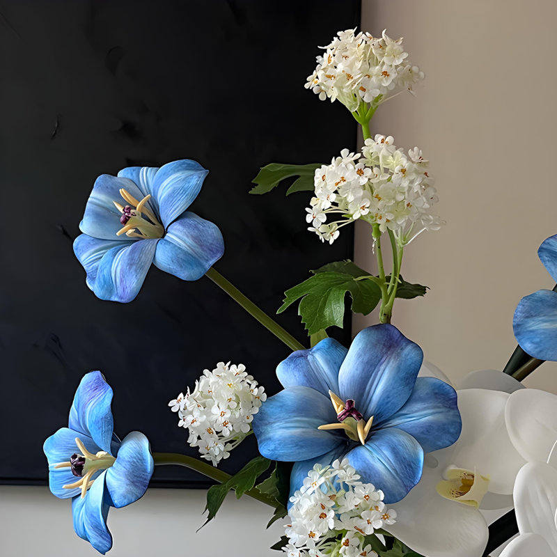 Ornements de fleurs simulées
