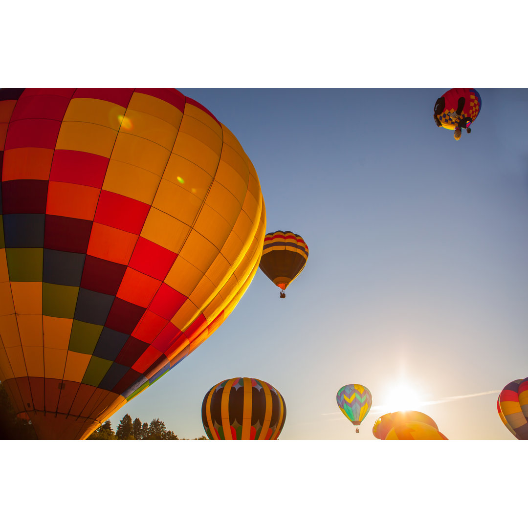 Ballons bei Sonnenaufgang von Silvrshootr - Kunstdrucke ohne Rahmen auf Leinwand