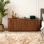 Meuble télé avec armoire à rayures verticales pour la cuisine, la chambre à coucher et le vestibule. Noyer