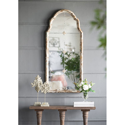 Miroir mural élégant avec aspect de fenêtre décoratif pour une décoration intérieure polyvalente