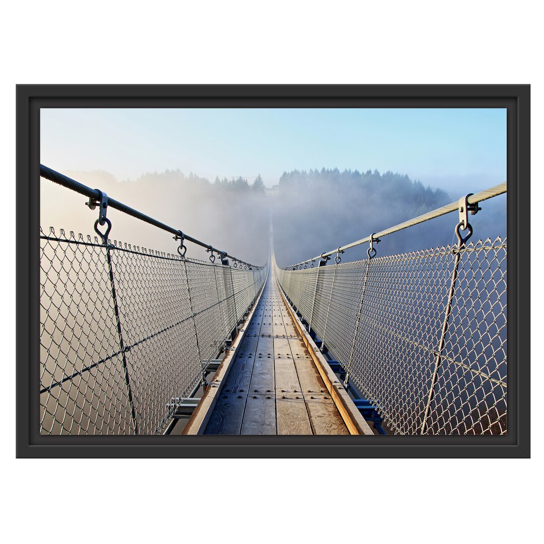 Hängende Seilbrücke im Nebel Gerahmter Kunstdruck