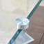 Table basse carrée moderne de 31,4 po à deux niveaux - Une combinaison élégante de verre transparent et d'autocollant texturé en bois foncé, elle peut être utilisée non seulement comme table basse, mais aussi comme table d'appoint ou présentoir.
