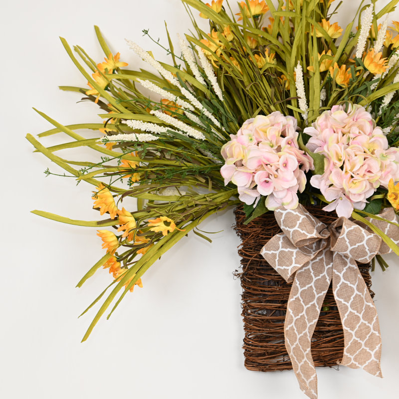 Ornement de 24 po avec guirlande de fleurs en guirlande de fleurs avec panier en osier tissé et nœud décoratif, Rose