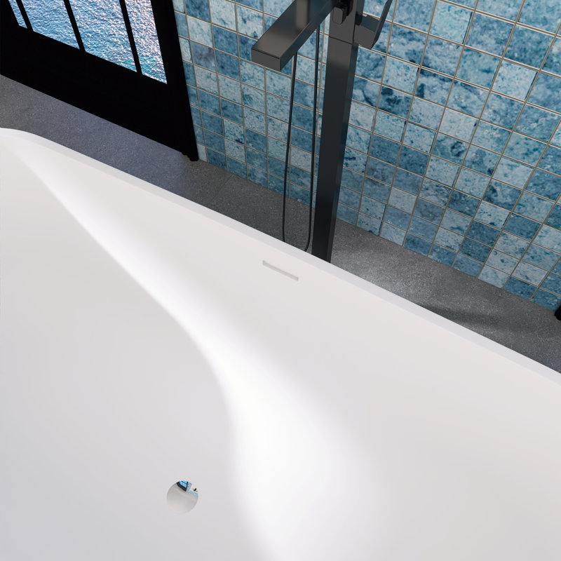 Baignoire de trempage autoportante de 63 po x 29,5 po avec drain central en blanc