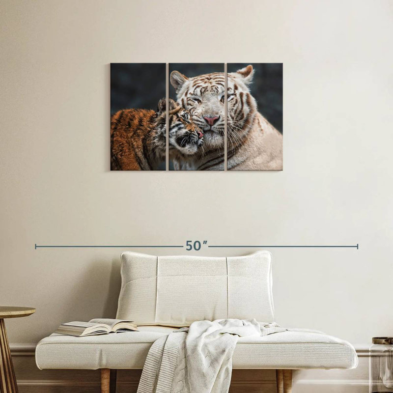 Tigre blanc et chaton Brampt, H 20 po x l 33 po