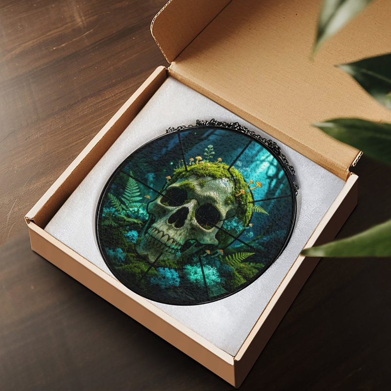 Crâne de mousse avec des champignons dans des panneaux de vitrail de forêt mystique Suncatcher pour décor de fenêtre