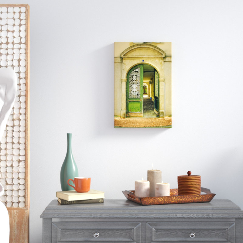 «Weathered Doorway II» par Colby Chester - reproduction de photo sur toile, H 18 po x l 12 po