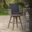 Tabouret de bar pivotant extérieur en osier 30 po avec coussin résistant à l'eau, mélange de noir et de gris foncé