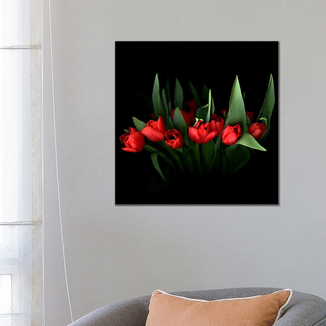 Roter Tulpenstrauß mit grünen Blättern von Magda Indigo - Galerie-umwickelte Leinwand Giclée auf Leinwand