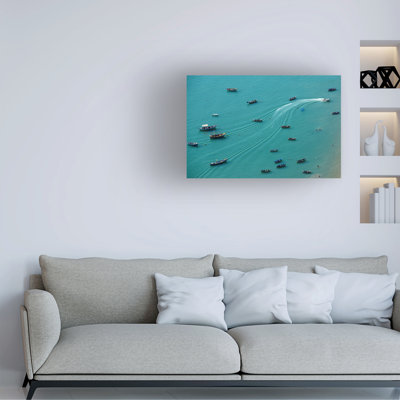 Chechi Peinado parmi les bateaux, art sur toile