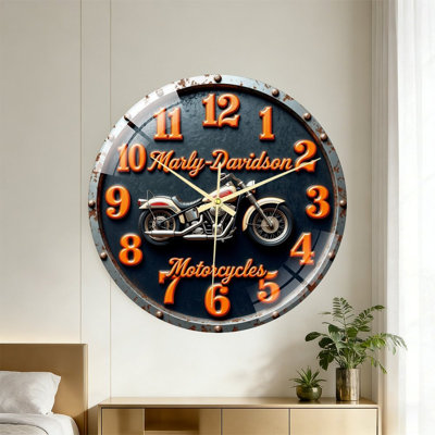 Horloge murale en métal à rivets vieilli avec graphique de moto de croisière classique, chiffres en relief orange brillant et écriture de moto rétro, mouvement à quartz silencieux et façade en verre trempé. Décoration murale industrielle de motard pour garages, tanières et magasins de moteur.