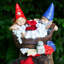 Statue de gnomes solaires dans un bain moussant