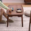 Table basse à quatre pieds en bois massif