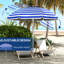 Parasol de plage avec mécanisme réglable et fonction d'inclinaison, auvent protégé 40+, 2 porte-gobelets et crochets, parasol à auvent à rayures bleues et blanches, protection, auvent ventilé