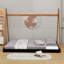 Un lit de plancher conçu comme une tente, avec une structure triangulaire.-520859695-533788097