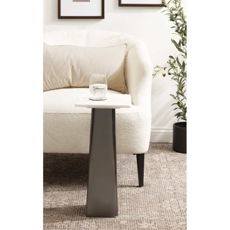 Table carrée en marbre
