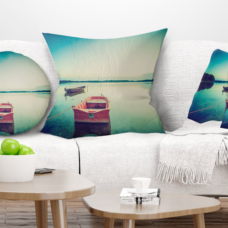 Bateau rose dans un lac rétro - coussin imprimé de bateaux, 18 po x 18 po, Coussin décoratif