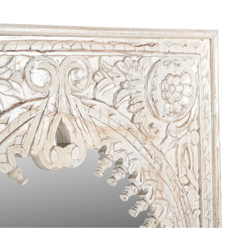 Miroir Kiara en bois massif sculpté à la main à finition blanche patinée