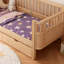 Lit plateforme simple en bois avec garde-corps-872368672-872368673