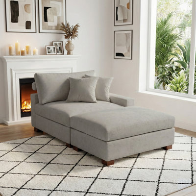 Chaise longue modulaire rembourrée en chenille grise avec accoudoirs et coussins décoratifs