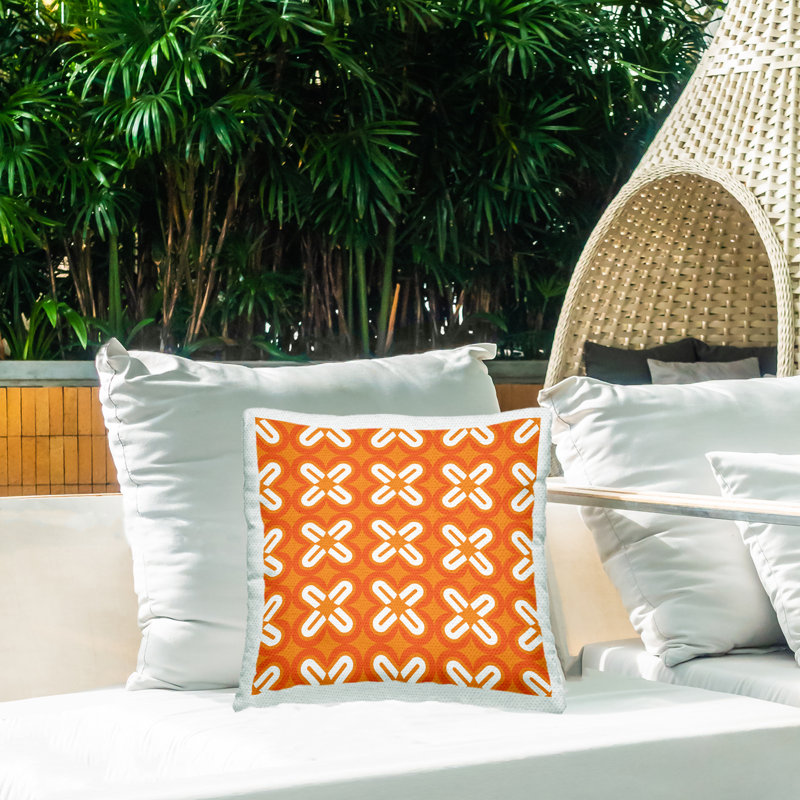 Coussin d'extérieur à motif répétitif de formes oranges par Geoff Tygert