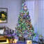 Grand arbre de Noël artificiel pré-éclairé-325849548