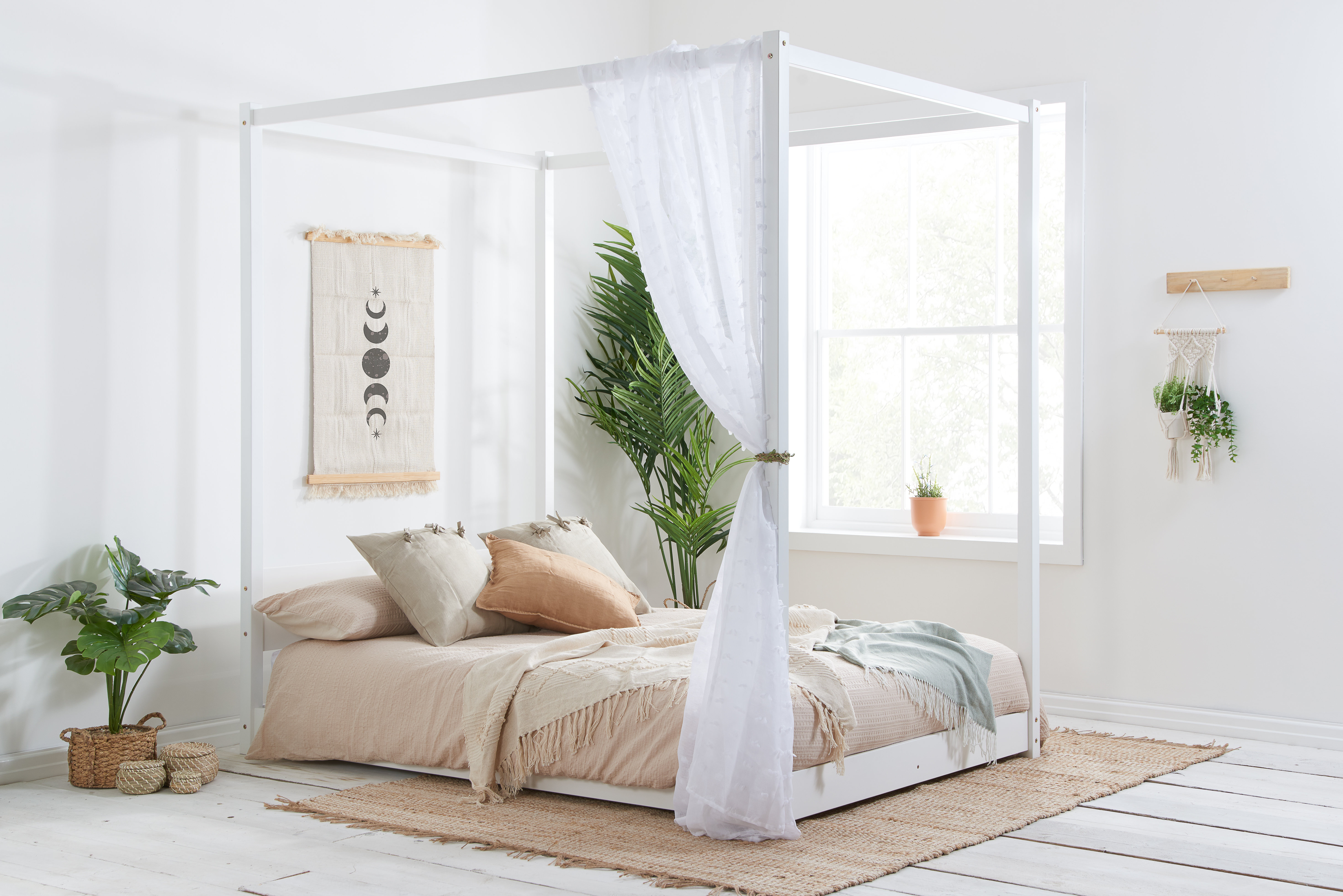 Pretty canopy deals beds