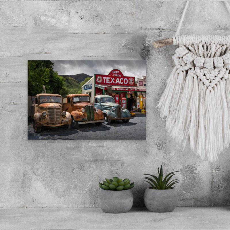 «Three Creeks Roadside Museum», art mural architecture contemporaine, H 18 po x l 12 po