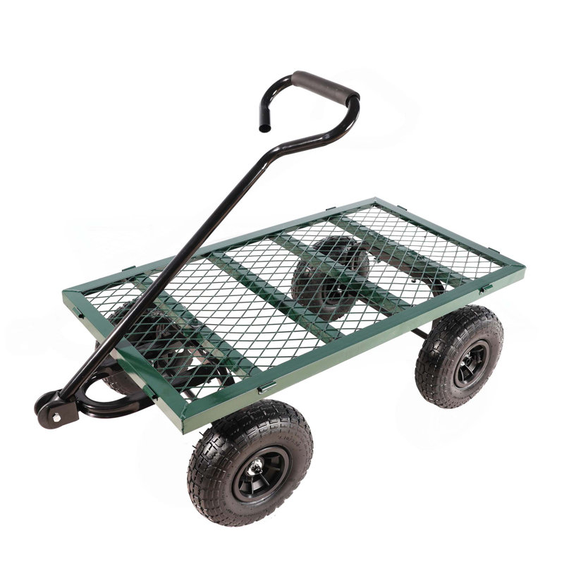 Les chariots de chariot de jardin facilitent le transport du bois de chauffage