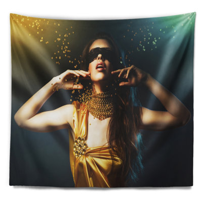 Femme portrait en jaune avec tapisserie mask