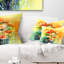 Coussin décoratif imprimé de fleurs aquarelles colorées sur fond jaune