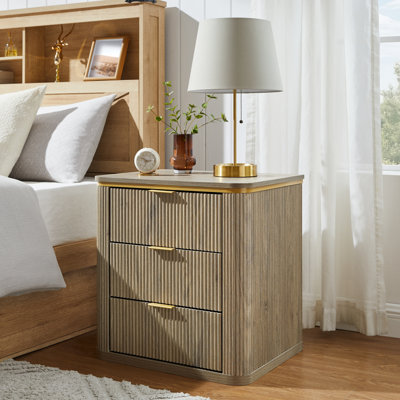 Table de chevet cannelée 24 po avec 3 tiroirs, table de chevet moderne en bois Mid-Century avec poignée en métal