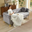 Canapé 5 places en velours avec détails cloutés en cuivre, boutons décoratifs et pieds en métal doré. Coussins regarnis grâce à un système de ressorts. Anneaux décoratifs suspendus aux accoudoirs. Deux coussins ronds. Pieds tonifiés. Ornements.